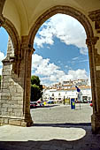 Evora - Igreja de So Francisco, Il portico della chiesa si affaccia sui tetti del centro. 